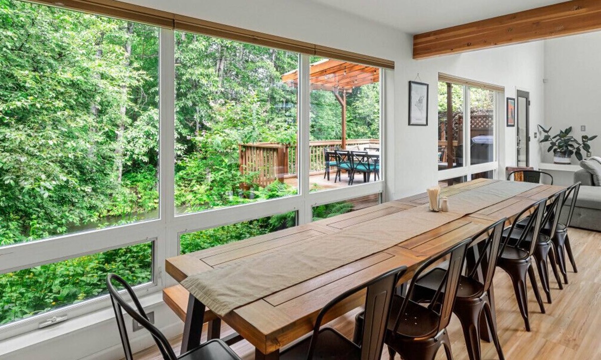 Downtown Anchorage House | Creekside Retreat, King Bed Near Downtown & Trails, sleeps 14!