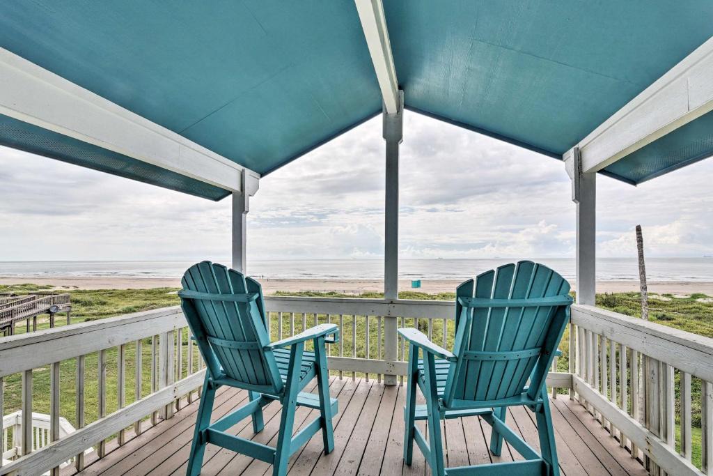 Freeport House | Deck + Large Yard: Oceanfront Surfside Beach Home!