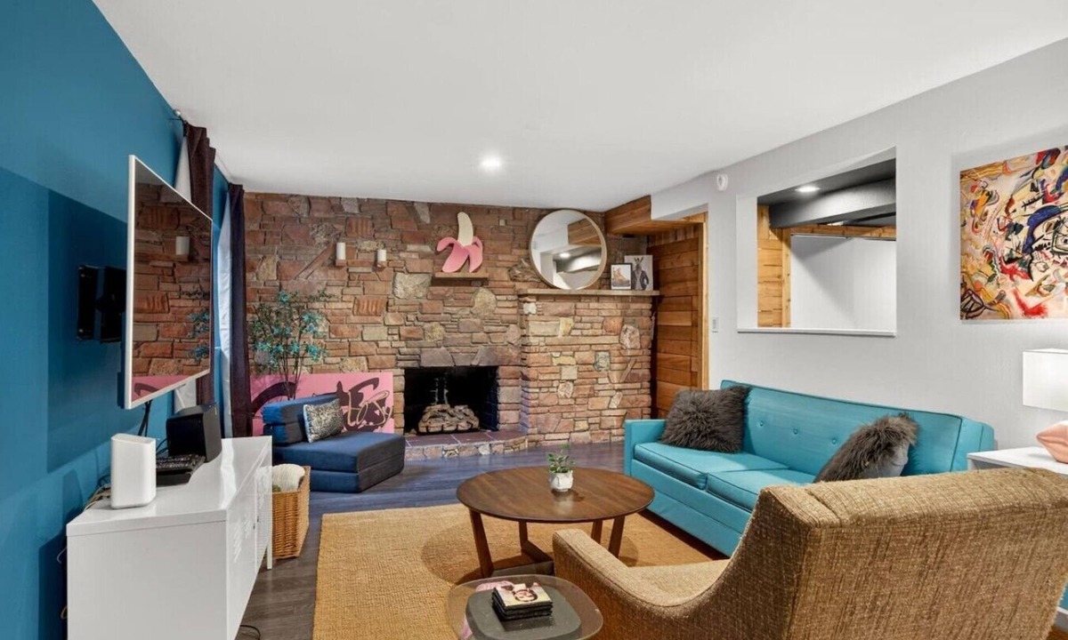 Roxhill Apartment | Deluxe West Seattle Apartment | Sleeps 6 | FIFA