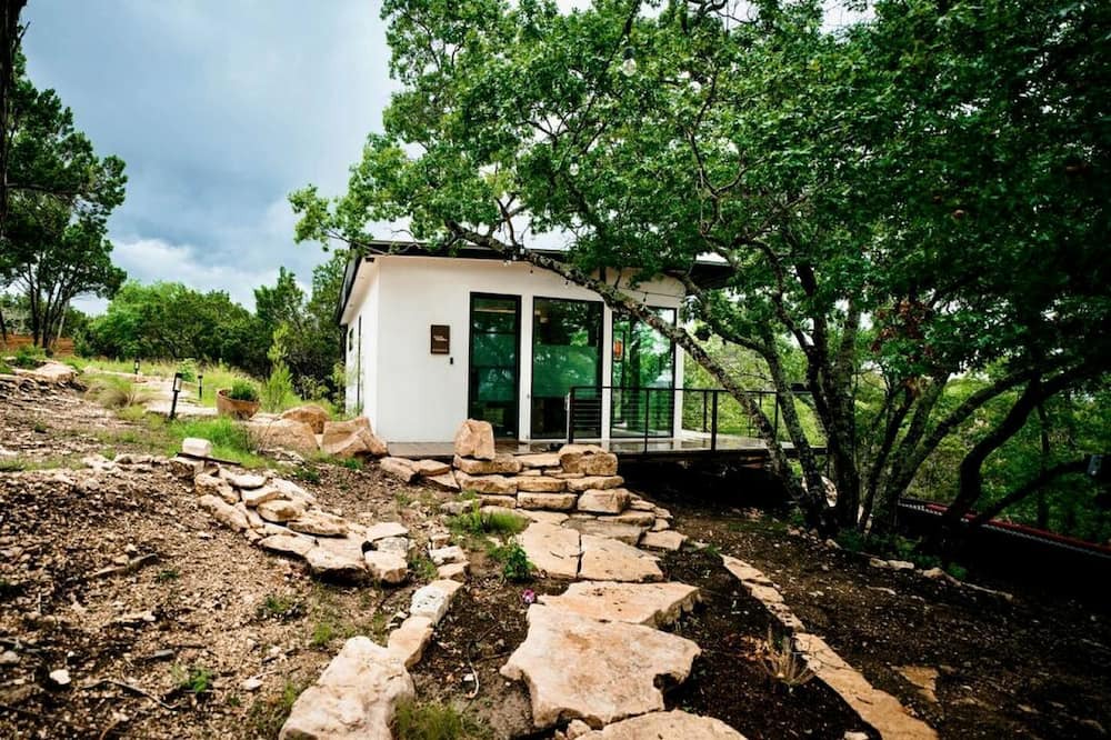 Oatmeal Cabin | Design Tiny Cabin with Outdoor Bath and Hot-Tub in Texas