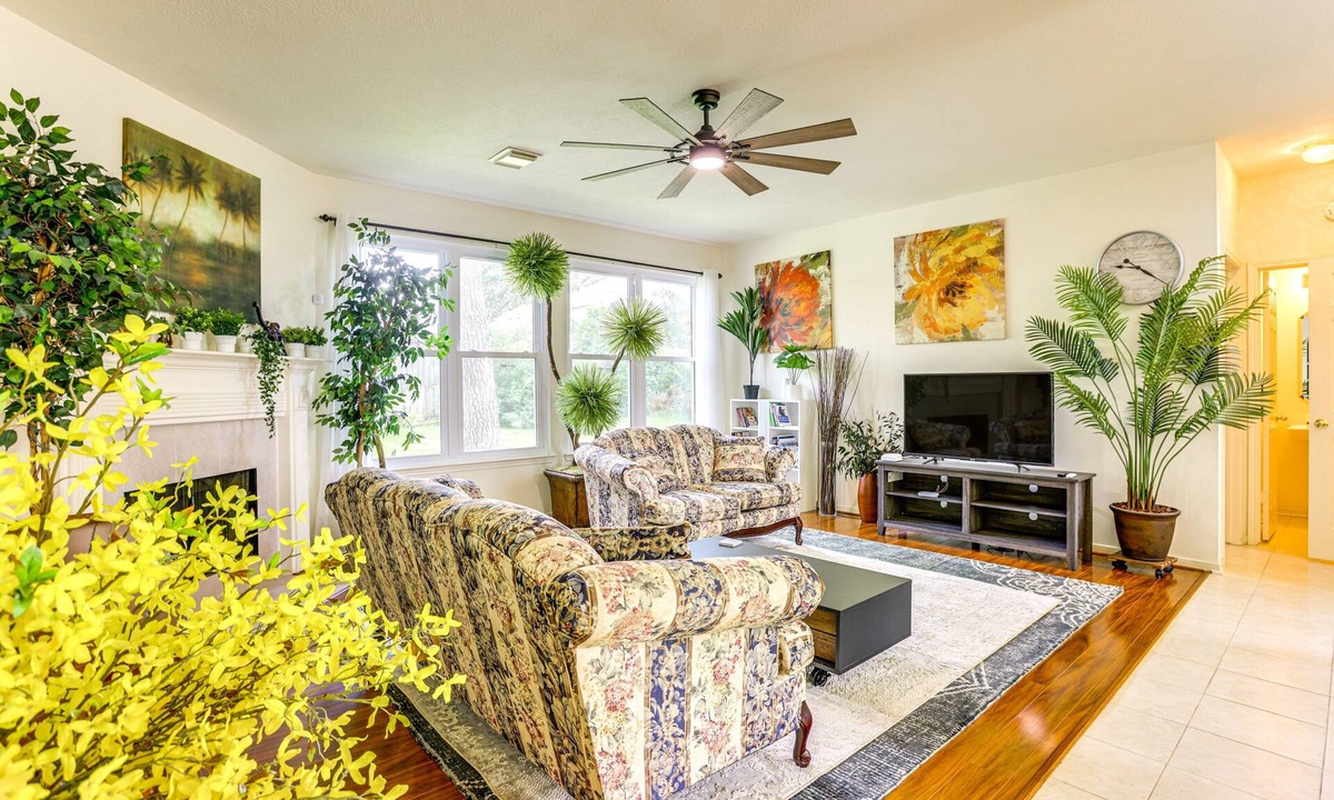 Spring House | Devonshire in Spring 4BR, 2.5BA home in quiet, tree lined, peaceful neighborhood