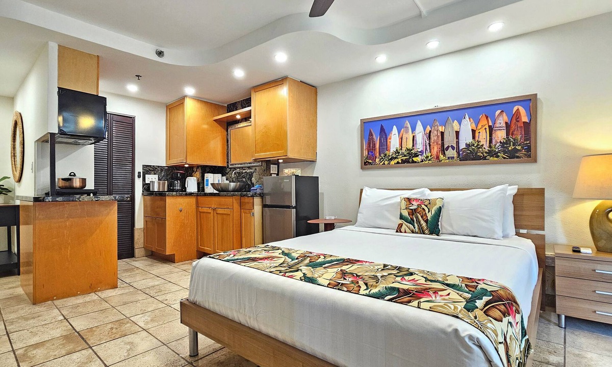 Waikiki Apartment | Diamond Head view Studio in Waikikiᨒ ⛰︎ ོ ☀︎𓂃⛱—Pool+A/C—½Block to Waikiki Beach