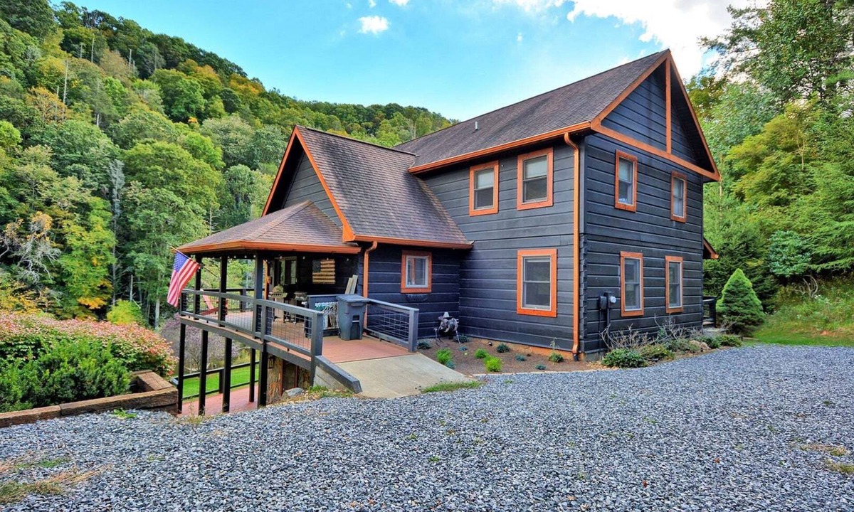 Warrensville Ski Chalet | Discover Moonshine River-a river front 4-bedroom cabin perfect for 8 guests!