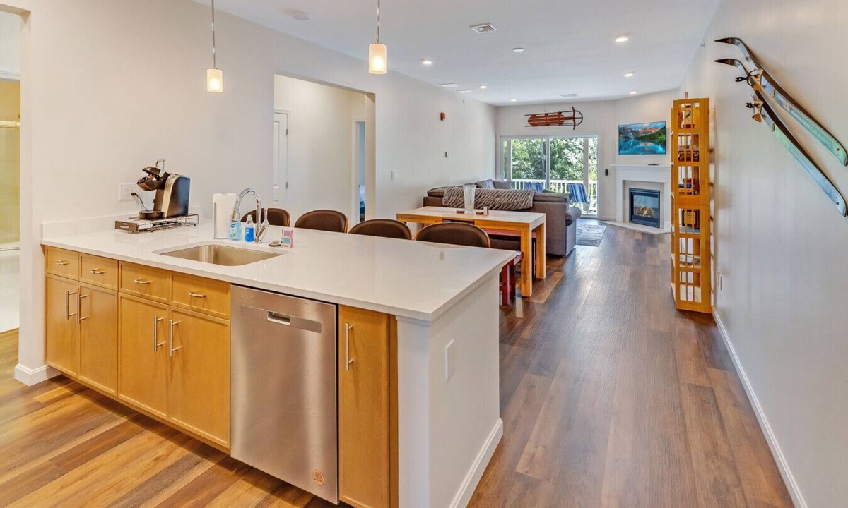Lincoln House | Dog Friendly-Amenities-Shuttle!