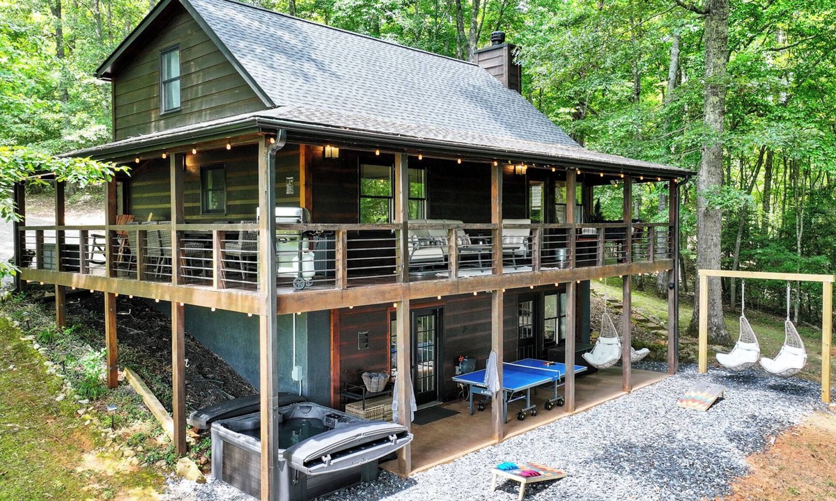 McCaysville Cabin | Dog Friendly Cabin w/Amenities Galore! Frisbee Golf - Gym - Ping Pong - Creek