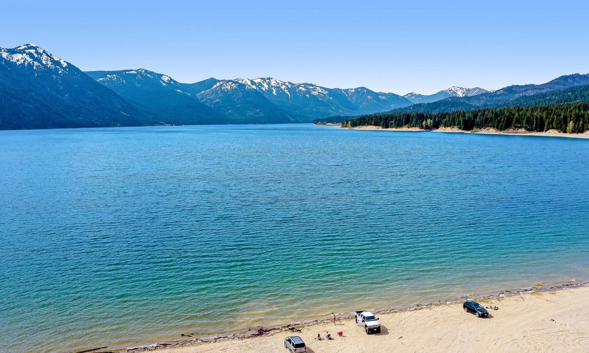 Ronald Condo | Dog-friendly condo with fireplace &WiFi - paid-access to pool & hot tub