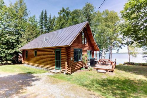 Rockwood House | Dog-Friendly Lakefront Log Cabin with Peaceful Atmosphere, Dock & Boat Launch