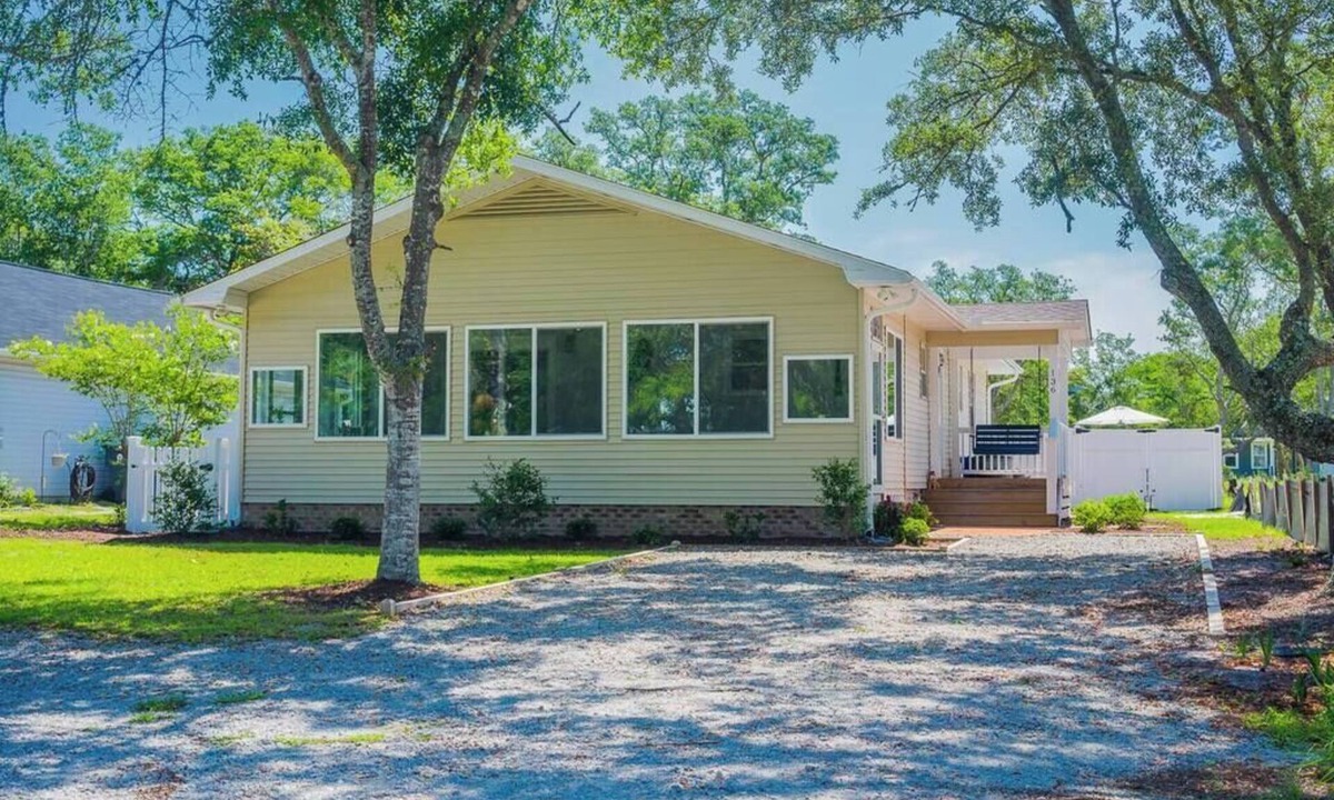 Long Beach House | Down Time - Beautiful Dog-Friendly 3-Bedroom Home.