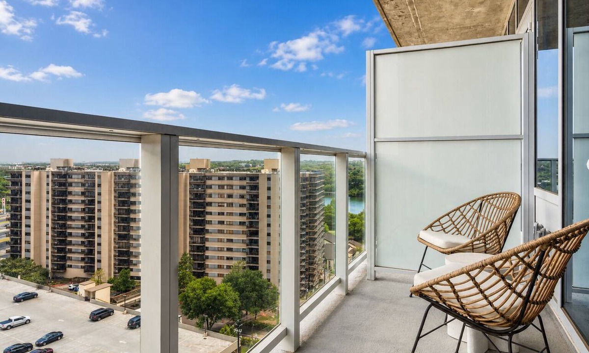 Rainey Street Historic District Condo | Downtown Austin Condo | 1BR + Sleep Sofa | Natiivo