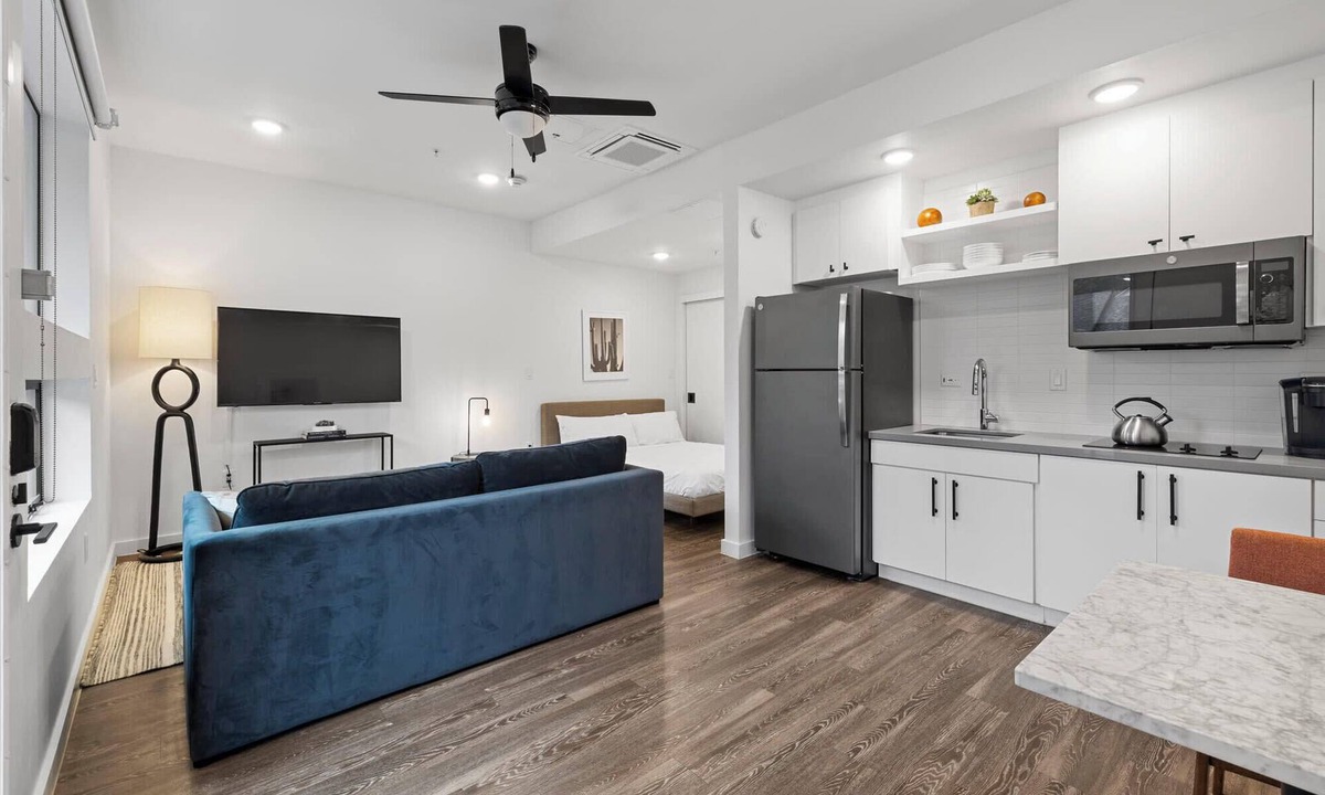 East Cesar Chavez Apartment | Downtown Austin Studio -Queen & Sofa Bed-Patio