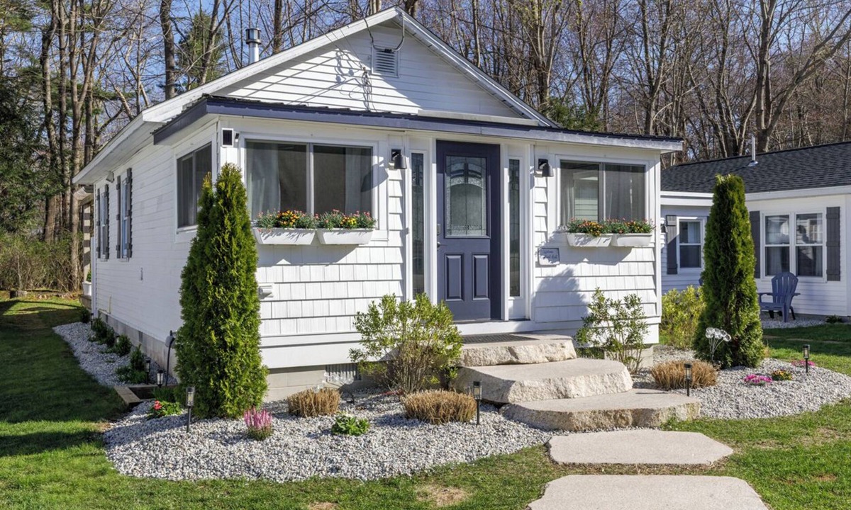 Ogunquit Cottage | Downtown Cottage Retreat, Steps to Beach, Dining & Shops. Sleeps 4!