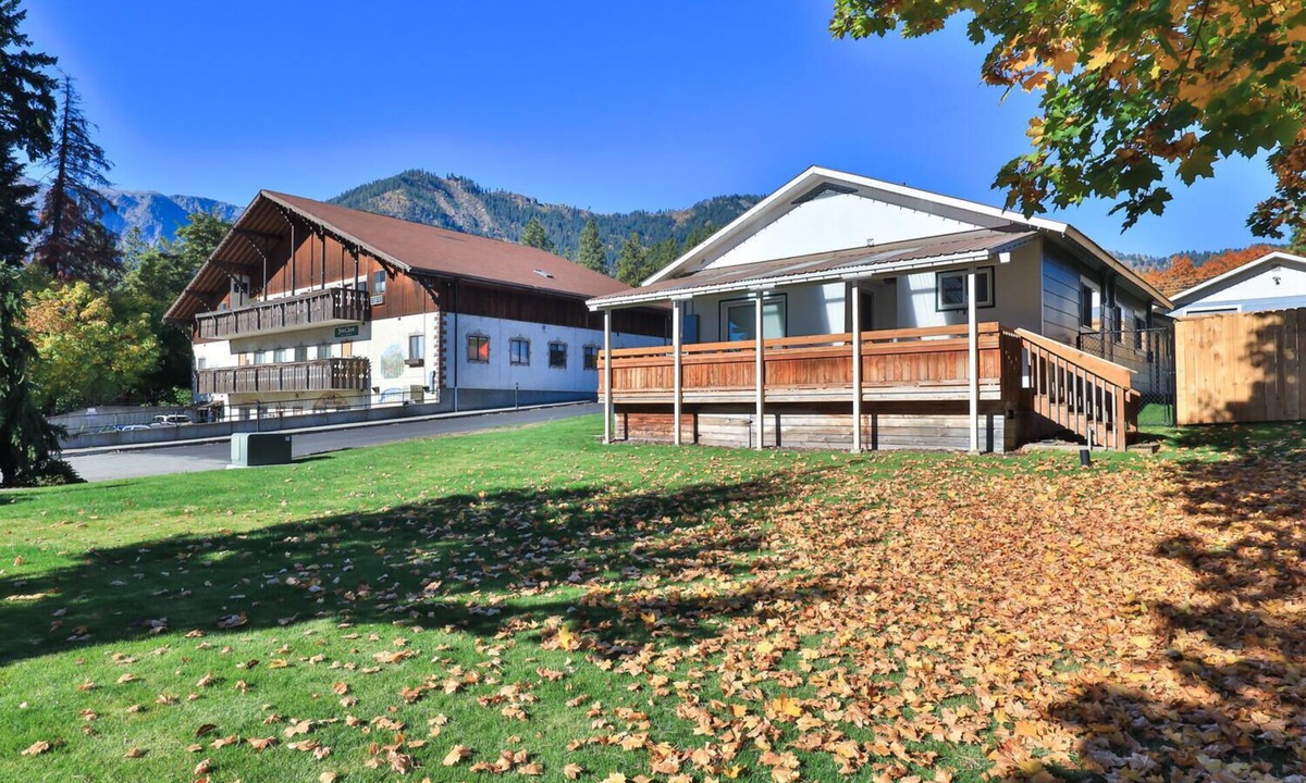 Leavenworth House | Downtown Leavenworth - Walk to Town, Hot Tub, Family Friendly, Expansive Lawn!