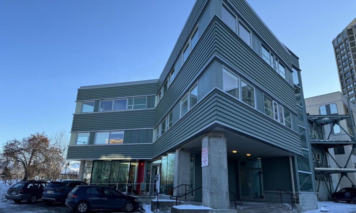 Downtown Anchorage Apartment | Downtown luxury stay king bed