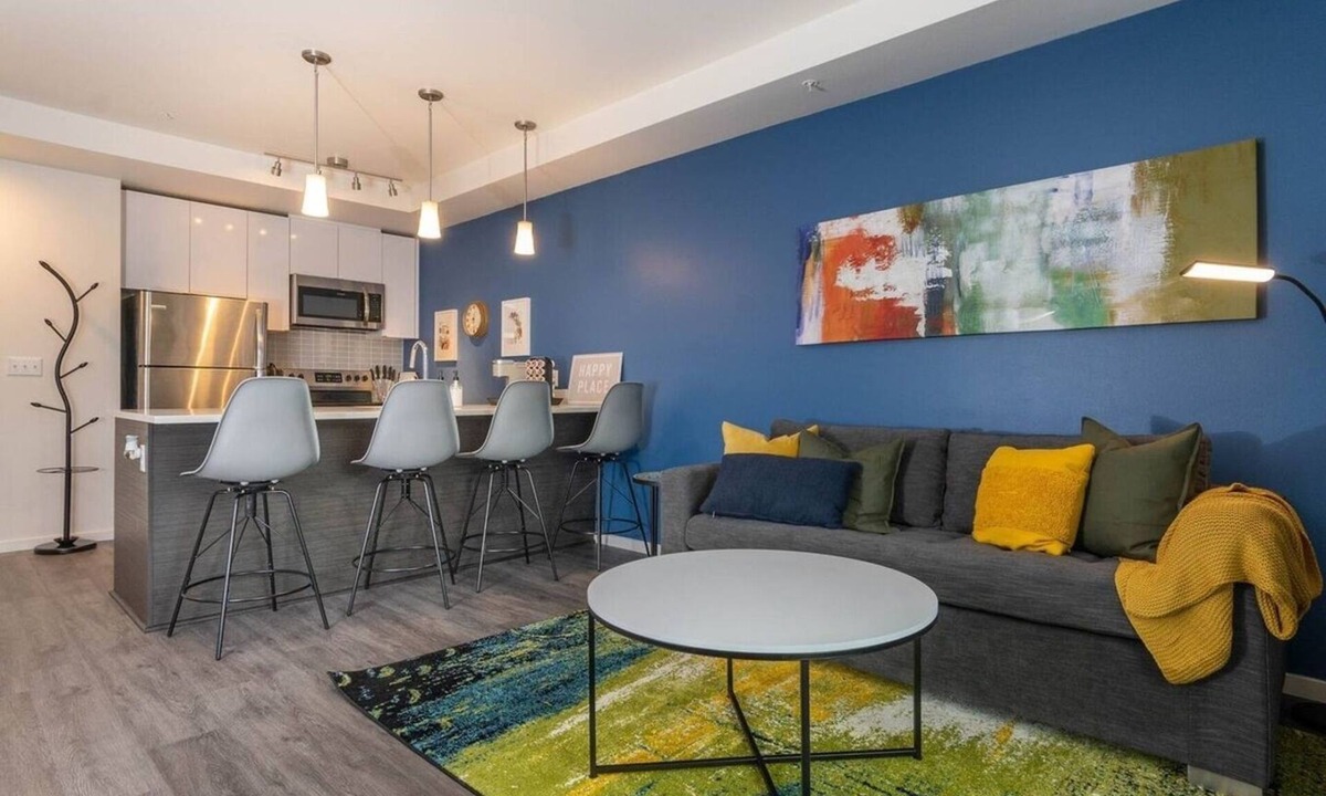 Hilltop Apartment | Downtown-Smart TV-King Bed-Self Check-In-Balcony