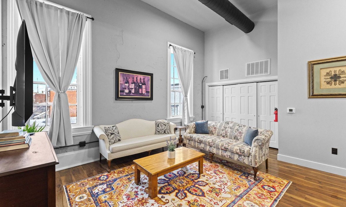 Delaware Apartment | Downtown Stay Walk to Restaurants Fast WiFi Pet Friendly
