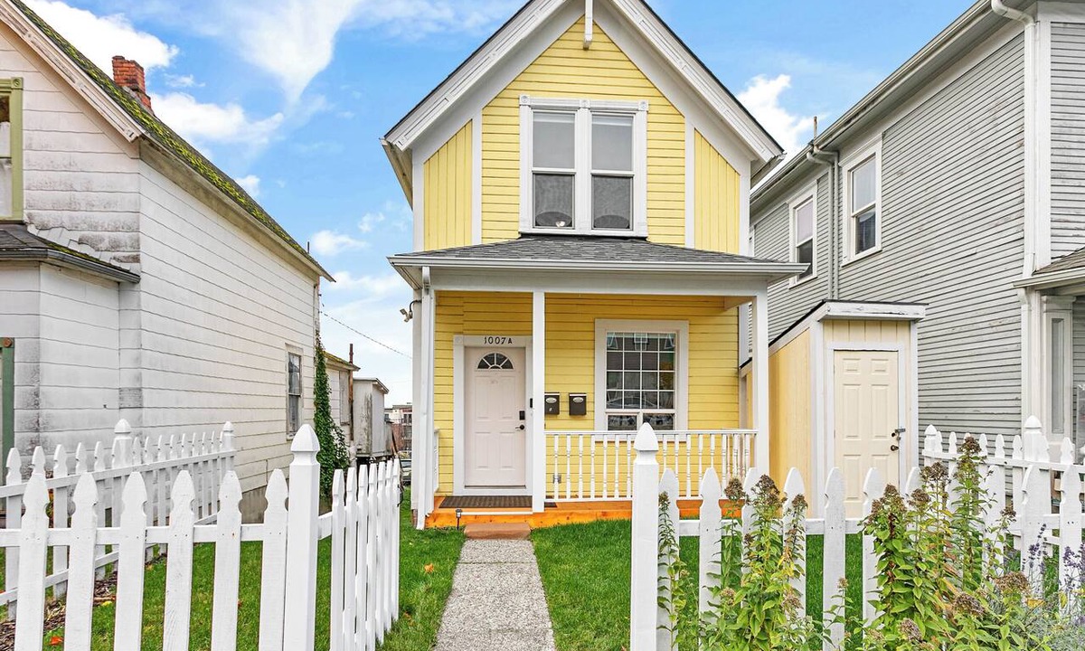 Sehome House | Downtown Sunny Farmhouse with Bay Views, 3 Kings, Bellingham WA