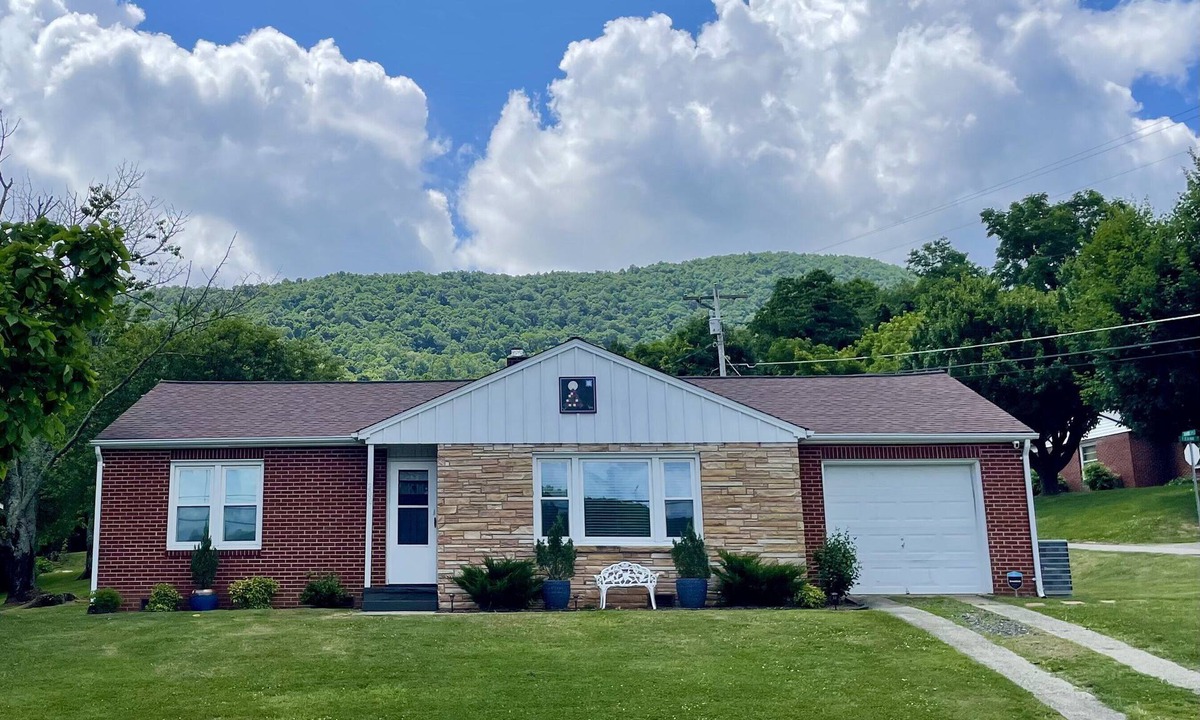 West Jefferson House | Downtown West Jefferson Cottage- 5 minute walk