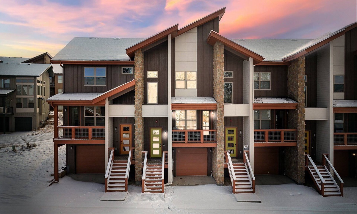 Rendezvous House | Downtown WP Chalet 24 I Great Views I Private Hot Tub I Bunks I Arcade I Discounted Attractions