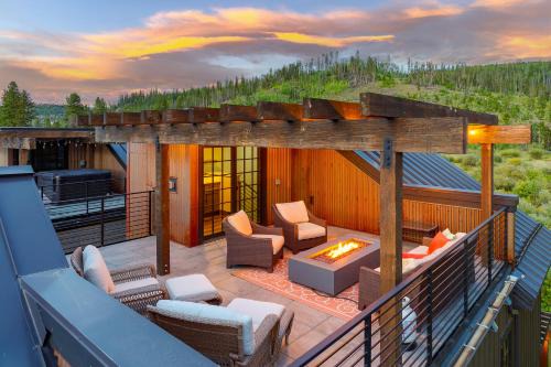 Winter Park House | Downtown WP River Front Villa 92 I Rooftop Lounge I Hot Tub I Great Views I Activity Program