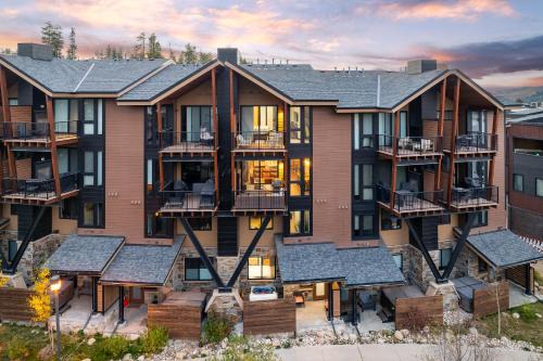 Winter Park House | Downtown WP River Front Villa 242 I Private Hot Tub I Great Views I Activity Program