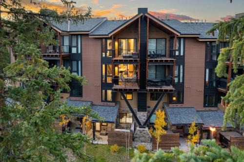 Winter Park House | Downtown WP River Front Villa 236 I Private Hot Tub I Great Views I Activity Program