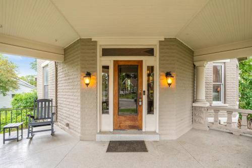 Springfield Apartment | Elegant spacious historic home