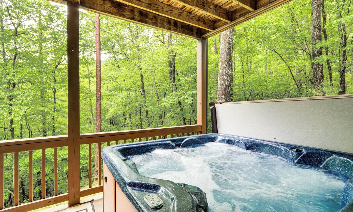 Walnut Mountain Cabin | Ellijay Mtn Cabin w/Hot Tub & Community Perks