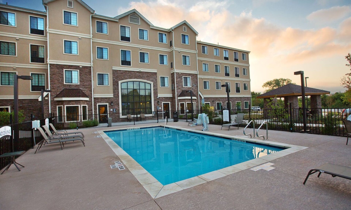 Sweetbriar Apartment | Enjoy a Free Breakfast Buffet! King Studio, Pool & Gym.