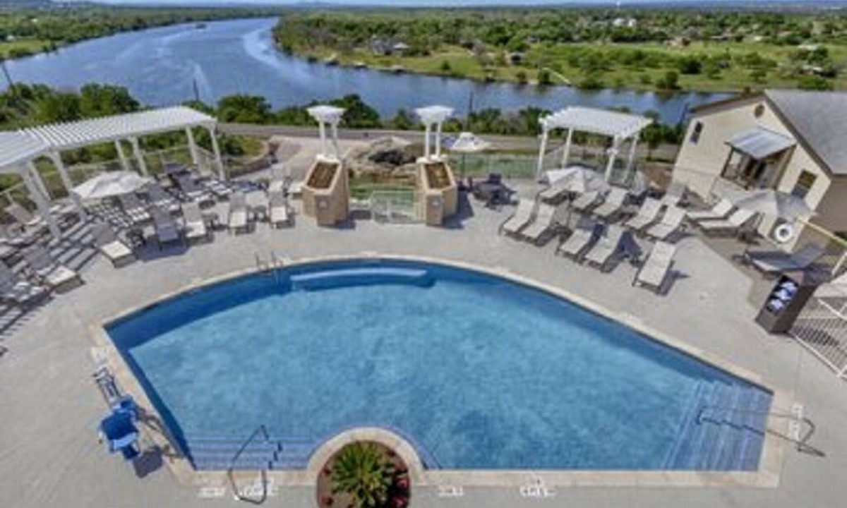 Marble Falls Resort | Enjoy the lake and nearby river!