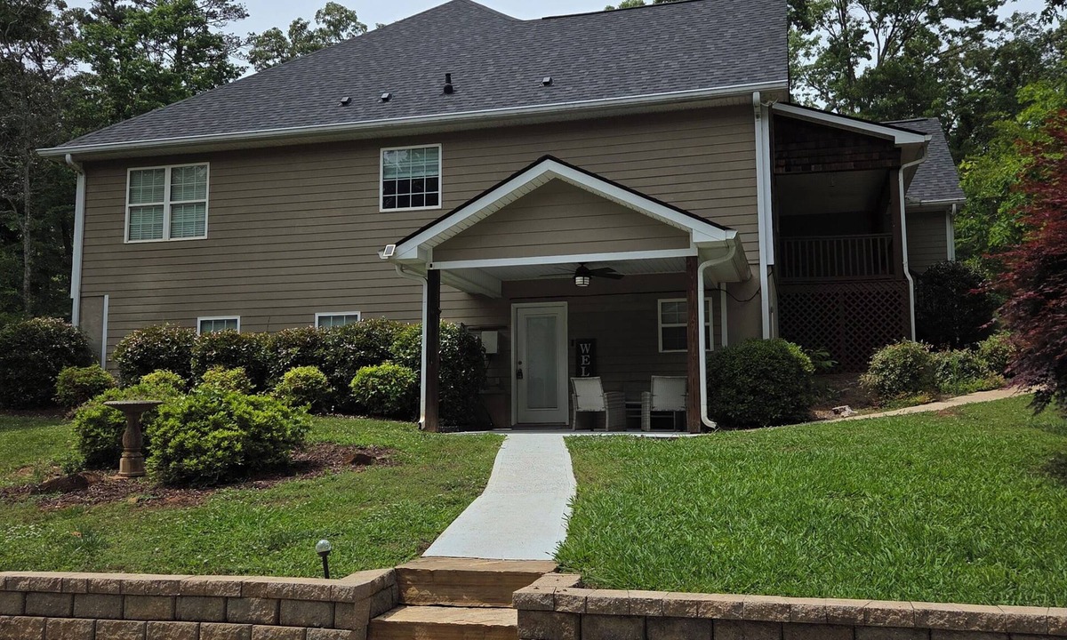 Clarkesville Apartment | Enjoyable 2-bedroom basement apartment with AC in charming Clarkesville