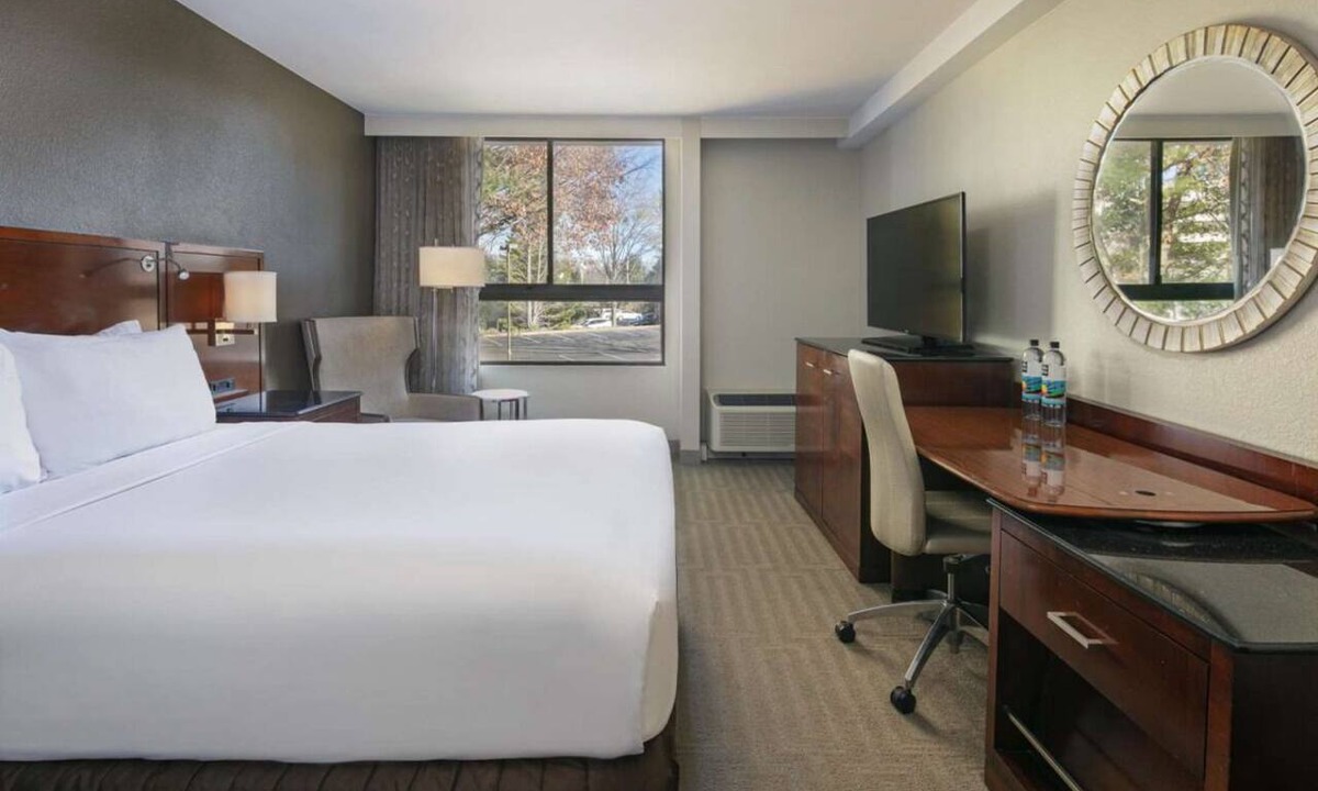 Executive Park Hotel | Ensuring a Very Comfortable & Memorable Stay! Pets Are Welcome, Parking, Pools!