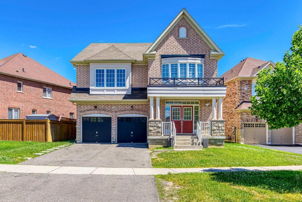 Brampton Villa | Executive 4BR Home Jacuzzi Fireplace Office