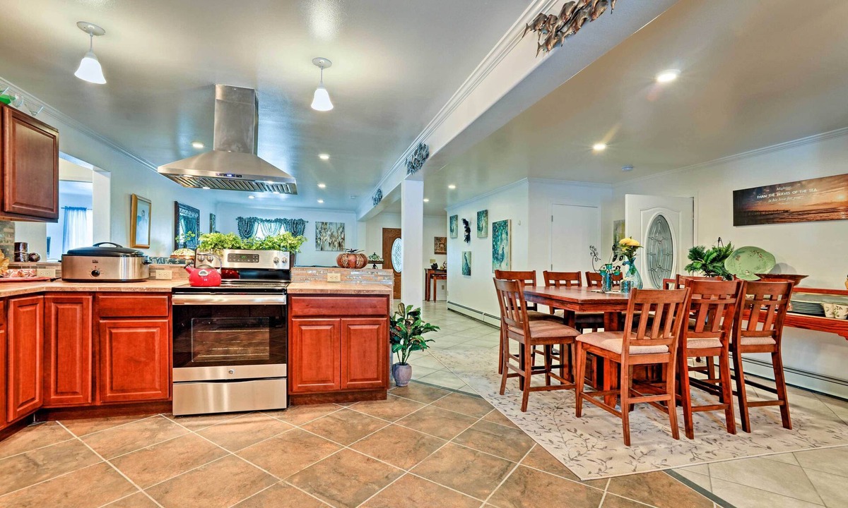 Mendenhaven House | Expansive Getaway ~ 2 Miles to Mendenhall Glacier!