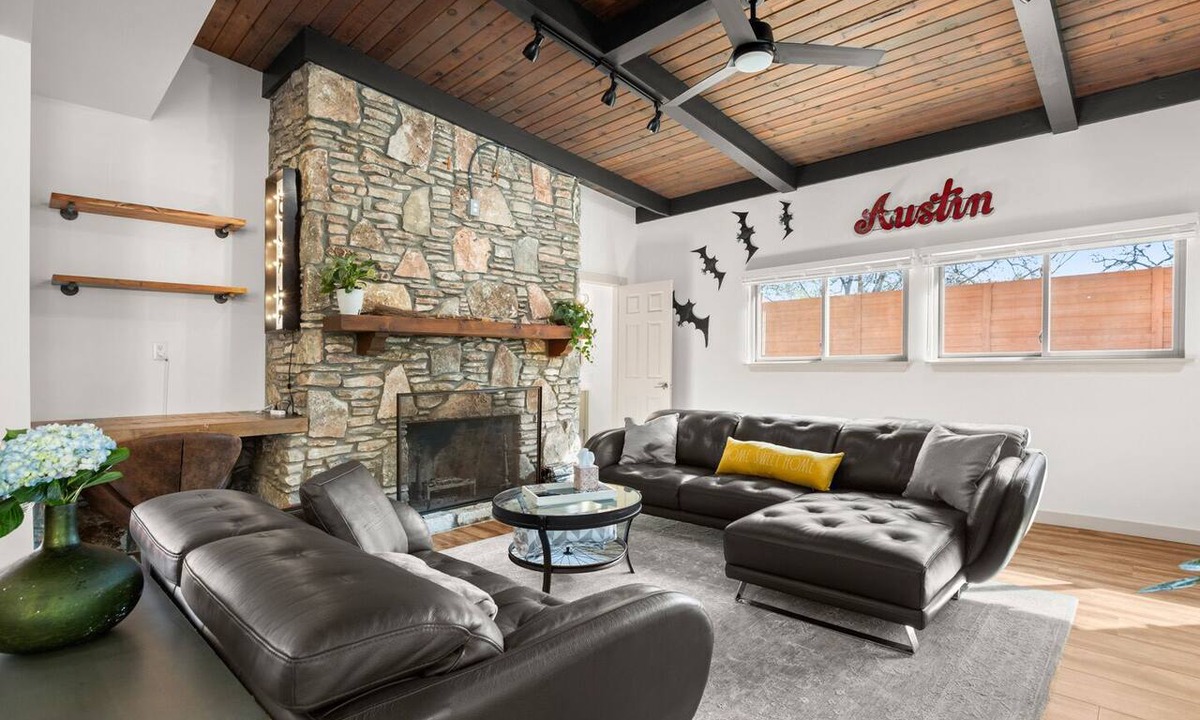 Lakeland Park House | Exquisite modern retreat 2 blocks from Lake Austin & Nature