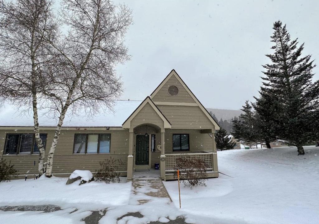 Carroll House | F14 Bretton Woods Condo along golf course short walk from Omni Mount Washington Hotel