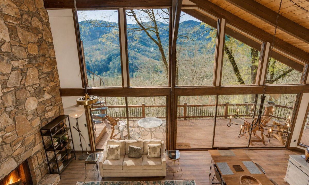 Burnsville House | Falling Water Lodge | Gorgeous 5BR Mountaintop Lodge