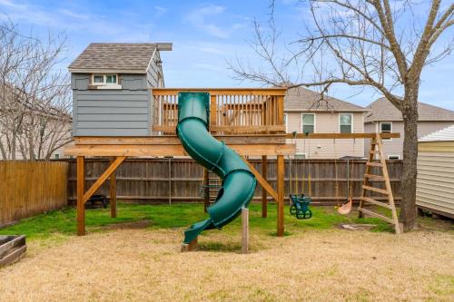 Buckingham Estates House | Family Friendly Home in South Austin