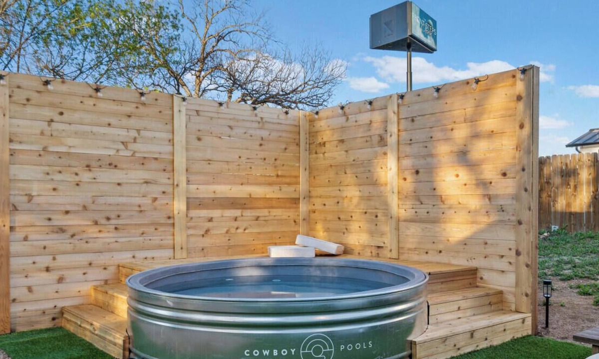 Cherrywood House | Family-Fun Ready! Pool Table, Cowboy Pool & BBQ Mins to Mueller Lake, UT Stadium