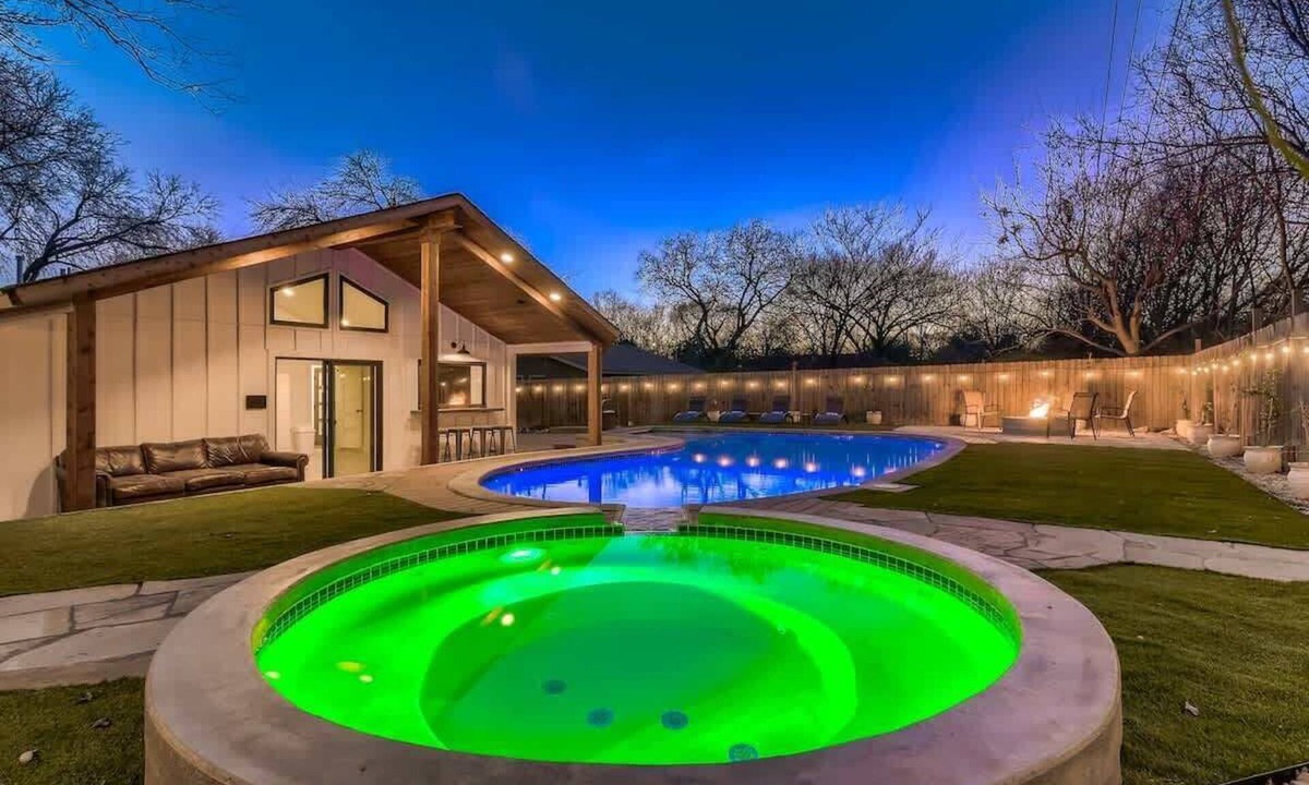 South Manchaca House | Family Relaxation: Private Pool & Spa with Games