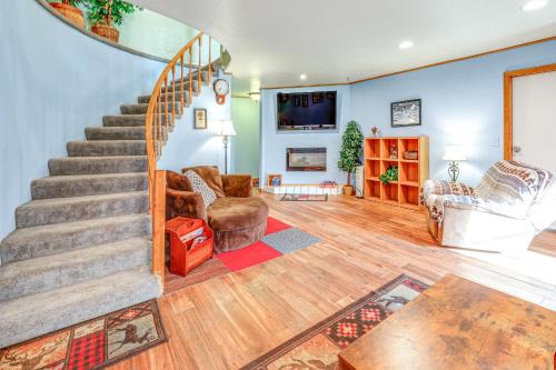 North Pole House | Family Retreat 2 Mi to Santa's House: Pets Welcome