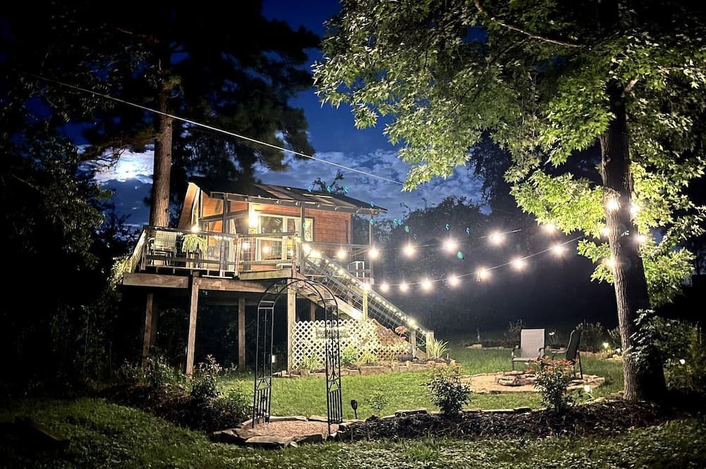 Willis Cabin | Fantastic Tree House Rental for Texas Romantic Getaways