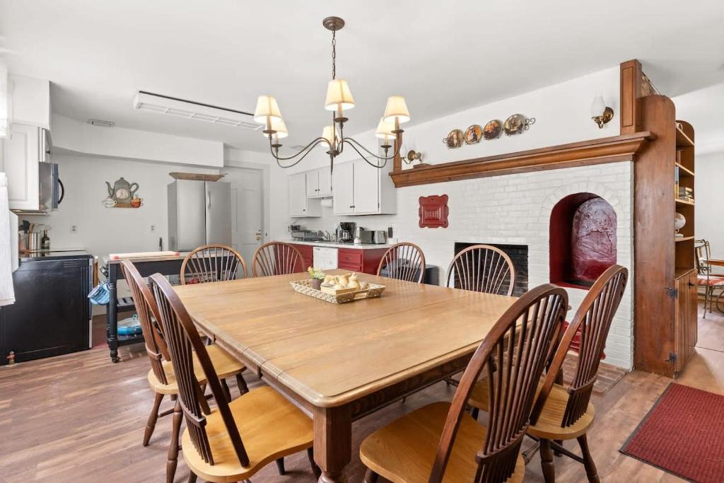 Epping Apartment | Federal on Exeter Circa 1805 Sleeps 8