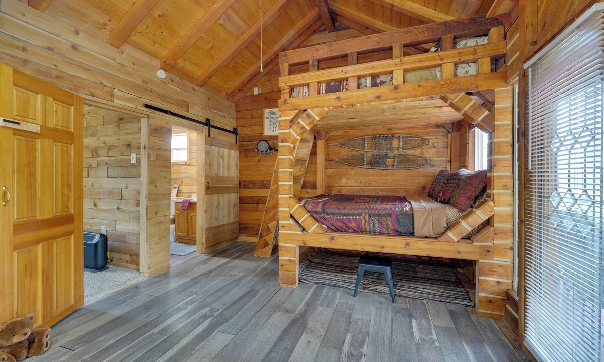 Ridgeway Cottage | Fish, Hike & Explore: Lakefront Cabin in Soldotna