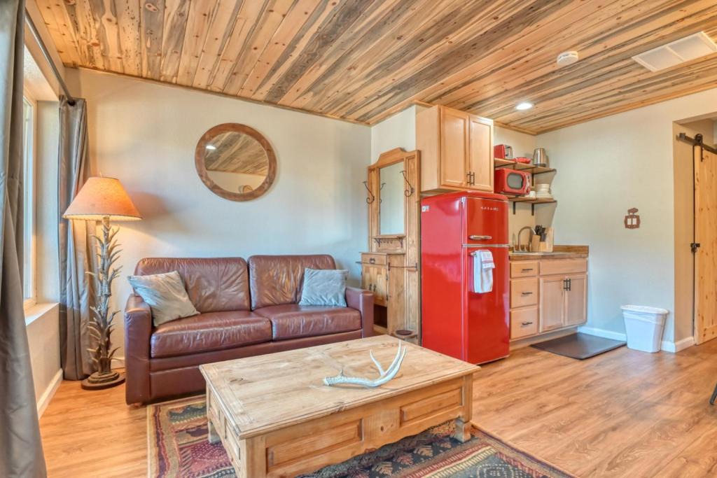 Green Mountain Falls Apartment | Fox Den Cozy Mountain Apt In GMF