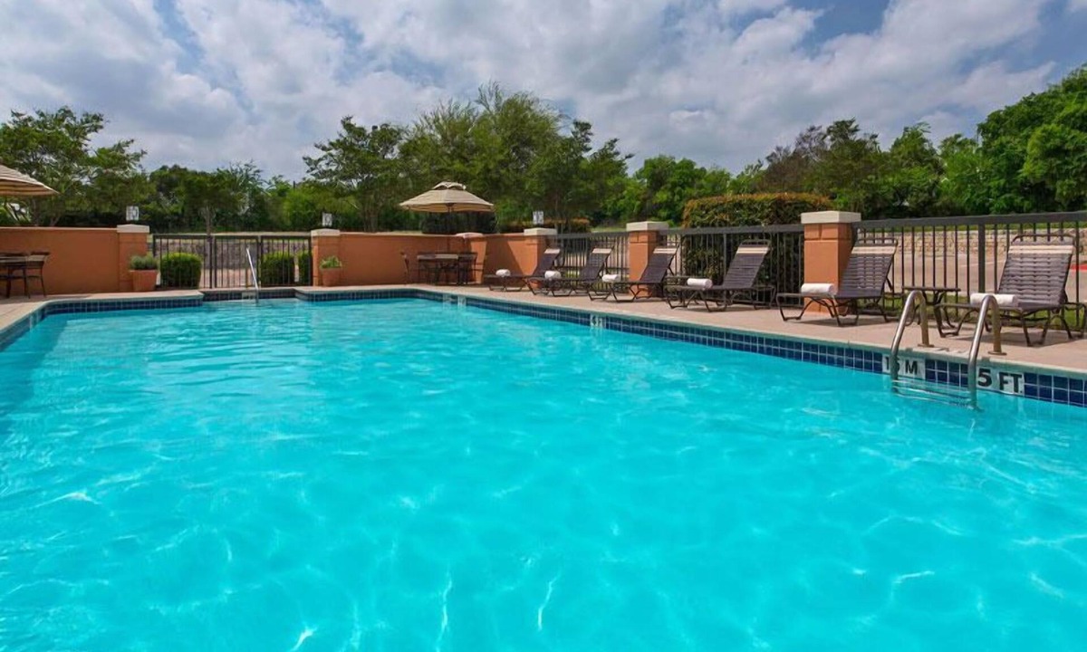 St. Johns Hotel | Friends Getaway! 3 Comfortable Units, Pool, FREE Parking, Near The Vortex!