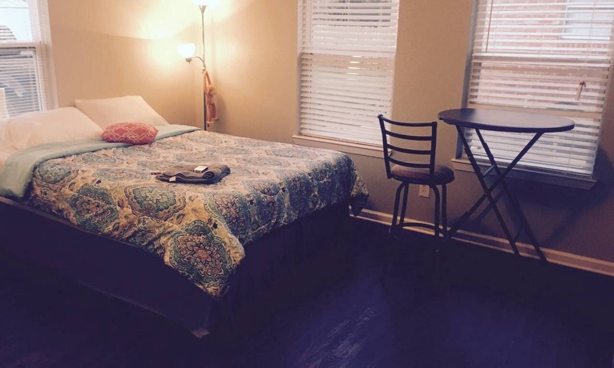 Denton Apartment | Full Cozy Studio w/Shared Bath - D