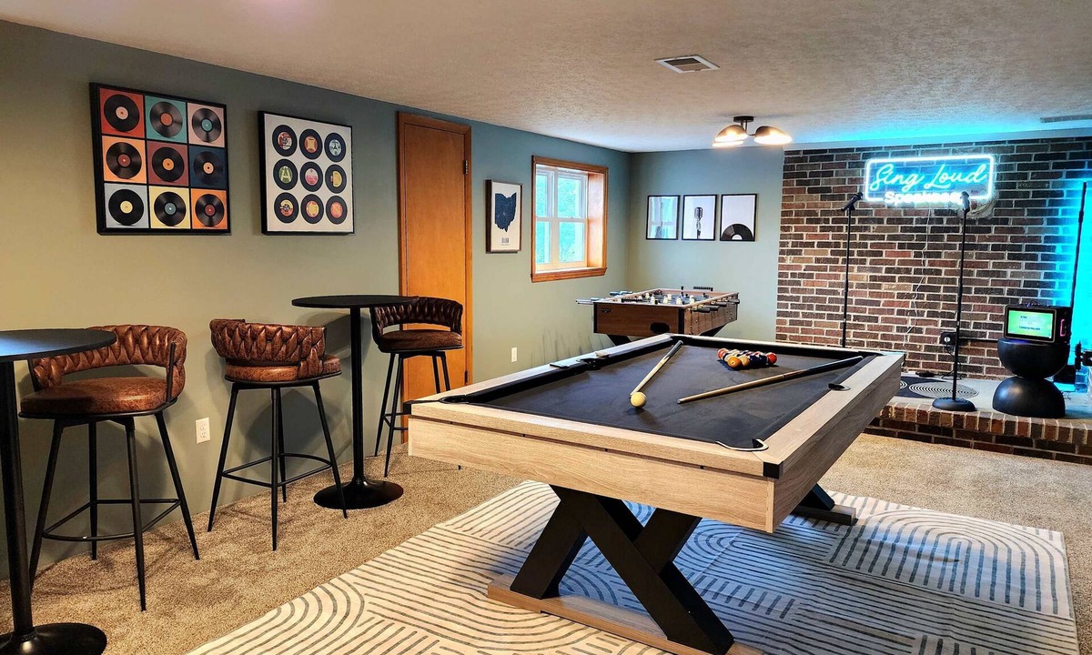 Lancaster House | Fun Midcentury Home | Hot Tub | Karaoke | Games