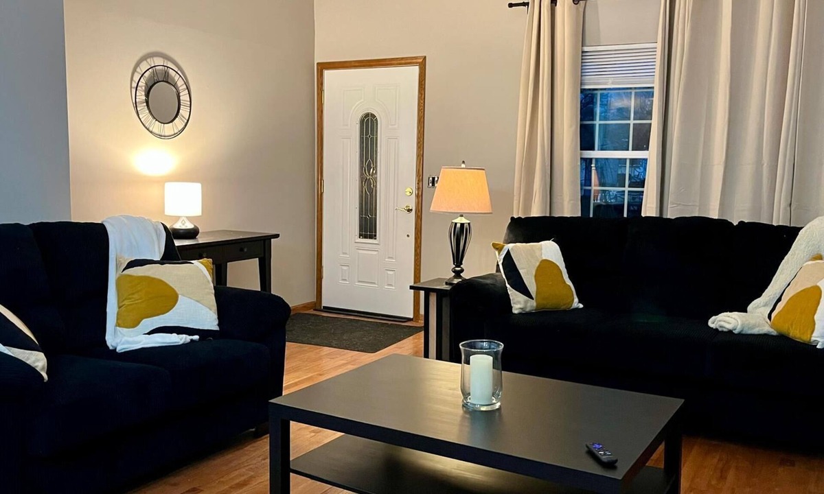 Grove City House | Furnished 3BR/Pets OK/Garage/Accessible