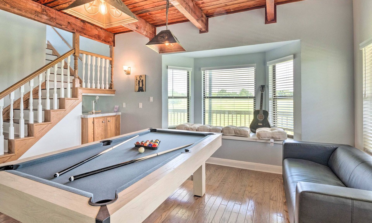Garfield House | ‘Gingerland Ranch’ in Del Valle: Game Room & Porch