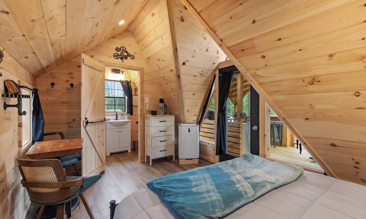 Oxford Cabin | Glamping A-Frame Cabin with Cold Plunge + Hot Tub